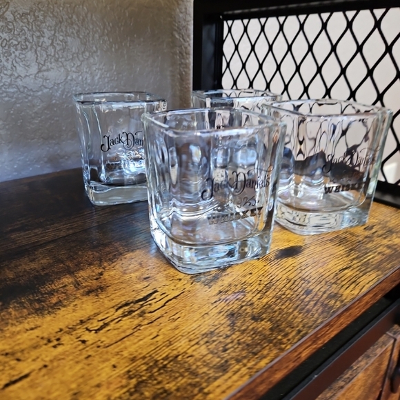 Jack Daniels Glasses and Tribute to Tennessee Decanter - Picture 3 of 8